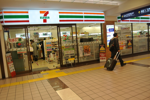 4.横浜駅東口バスターミナルの設備をチェック