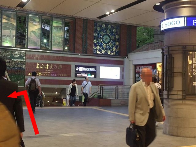 2.横浜駅東口 スカイビル2階ペデストリアンデッキへのアクセス