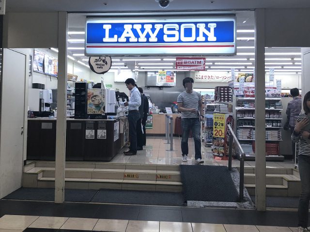 6.横浜駅東口 スカイビル2階ペデストリアンデッキの周辺にある飲食店