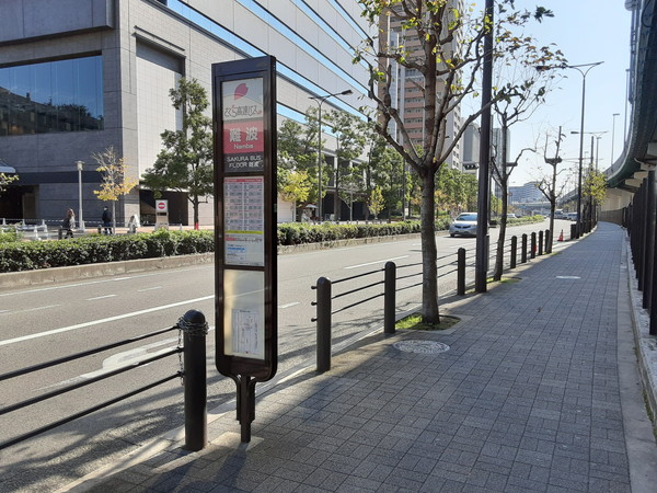 3.パークス通のバス停 各社の並び