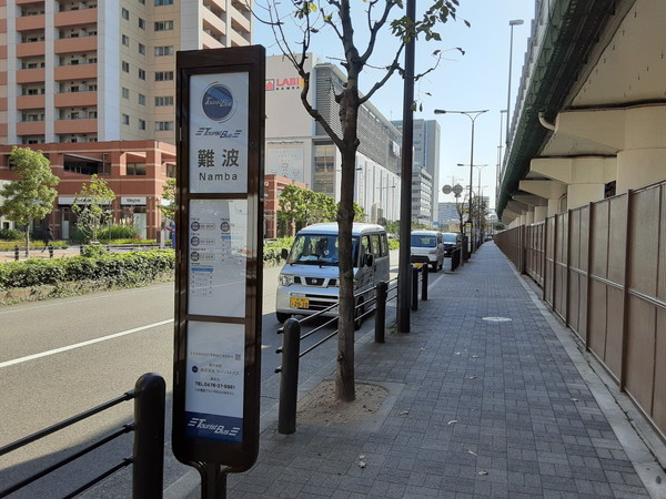3.パークス通のバス停 各社の並び