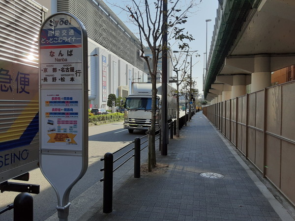 3.パークス通のバス停 各社の並び