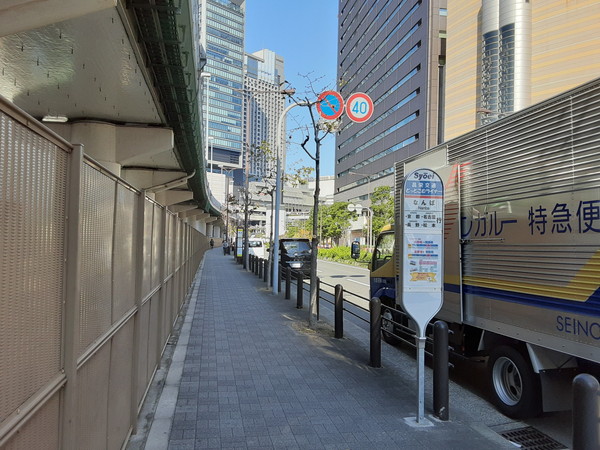 3.パークス通のバス停 各社の並び